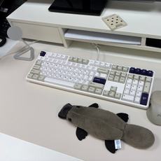 초록색이랑 고민하다가 산건데 대만족 전체적인 책상 색을