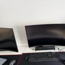 사용해보니 화면이 크고 선명해서 게임과 영상 감상에 정