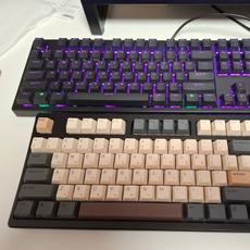 일단 키보드 색감이 너무 예뻐요 코팅도 손 미끄럽지 않