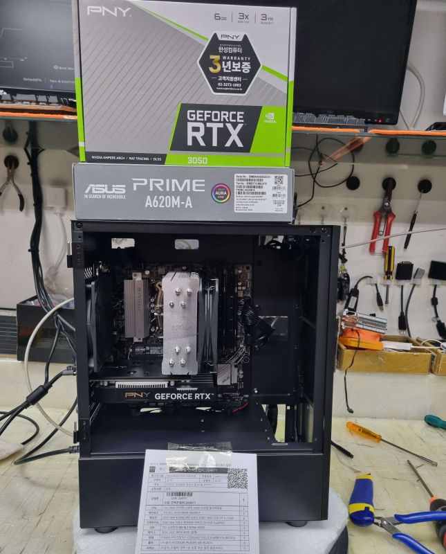조립PC견적 사진1 슈컴 견적조립PC (No.54975) : AMD 라이젠5-5세대 7500F 라파엘 멀티팩정품 (쿨러포함), [한성] PNY GeForce RTX 3050 VERTO D6 6GB Dual