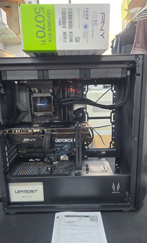 사진2 슈컴 견적조립PC (No.55261) : AMD 라이젠7-6세대 9800X3D (그래니트 릿지) (정품), [한성] PNY GeForce RTX 5070 Ti OC D7 16GB Triple Fan
