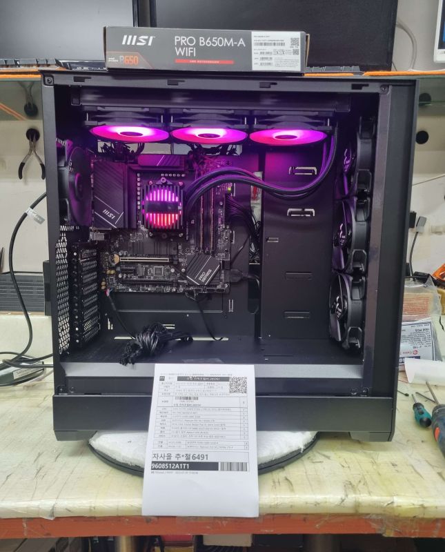 사진1 슈컴 견적조립PC (No.55266) : AMD 라이젠7-6세대 9700X (그래니트 릿지) (멀티팩(정품)), Fractal Design Pop XL Silent Solid (블랙)