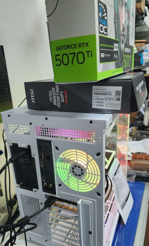 조립PC견적 사진1 AMD 라이젠7-6세대 9800X3D (그래니트 릿지) (멀티팩(정품)), 갤럭시 GALAX 지포스 RTX 5070 Ti EX GAMER WHITE OC D7 16GB