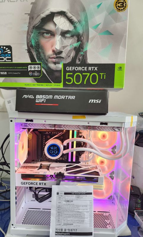 조립PC견적 사진3 AMD 라이젠7-6세대 9800X3D (그래니트 릿지) (멀티팩(정품)), 갤럭시 GALAX 지포스 RTX 5070 Ti EX GAMER WHITE OC D7 16GB