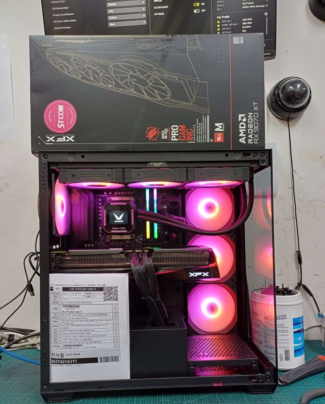 조립PC견적 사진1 AMD 라이젠7-6세대 9800X3D (그래니트 릿지) (멀티팩(정품)), XFX 라데온 RX 9070 XT QUICKSILVER Magnetic Air D6 16GB