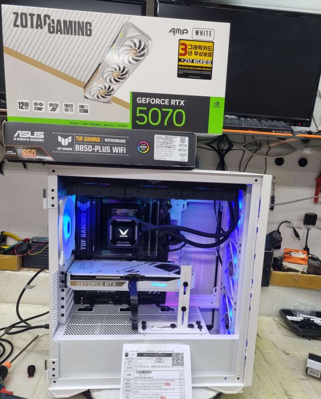 조립PC견적 사진1 AMD 라이젠7-6세대 9800X3D (그래니트 릿지) (멀티팩(정품)), ZOTAC GAMING 지포스 RTX 5070 AMP White D7 12GB