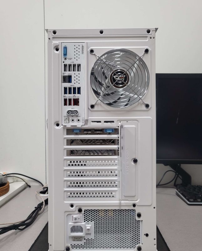 조립PC견적 사진1 AMD 라이젠7-6세대 9800X3D (그래니트 릿지) (멀티팩(정품)), SAPPHIRE 라데온 RX 9070 XT PURE OC D6 16GB
