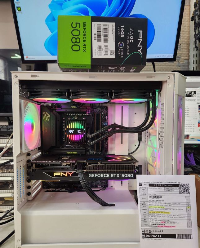 조립PC견적 사진3 AMD 라이젠9-6세대 9950X3D (그래니트 릿지) (멀티팩(정품)), [한성] PNY GeForce RTX 5080 ARGB EPIC-X RGB OC D7 16GB Triple Fan