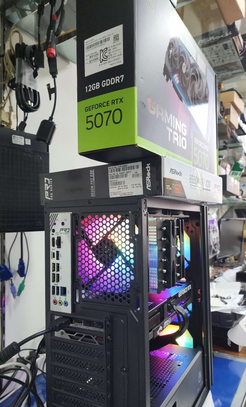 조립PC견적 사진1 AMD 라이젠7-5세대 7800X3D 라파엘 멀티팩정품 , [한성] PNY GeForce RTX 5070 D7 12GB Triple Fan