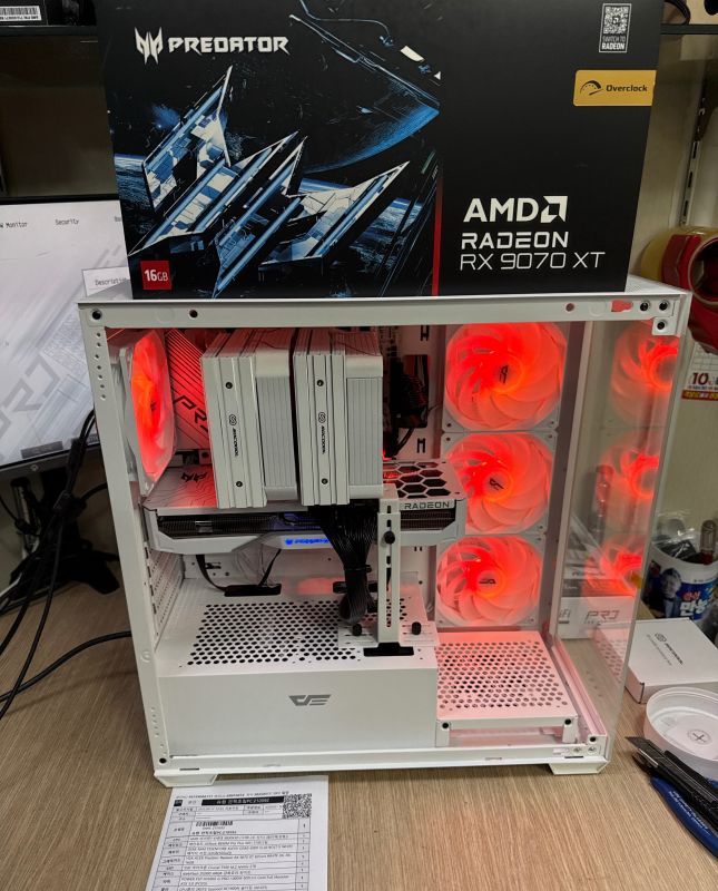 조립PC견적 사진1 AMD 라이젠7-6세대 9800X3D (그래니트 릿지) (멀티팩(정품)), [한성] 에이서 PREDATOR 라데온 RX 9070 XT BiFrost OC WHITE D6 16GB