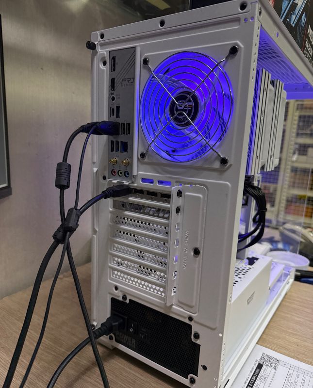 조립PC견적 사진3 AMD 라이젠7-6세대 9800X3D (그래니트 릿지) (멀티팩(정품)), [한성] 에이서 PREDATOR 라데온 RX 9070 XT BiFrost OC WHITE D6 16GB