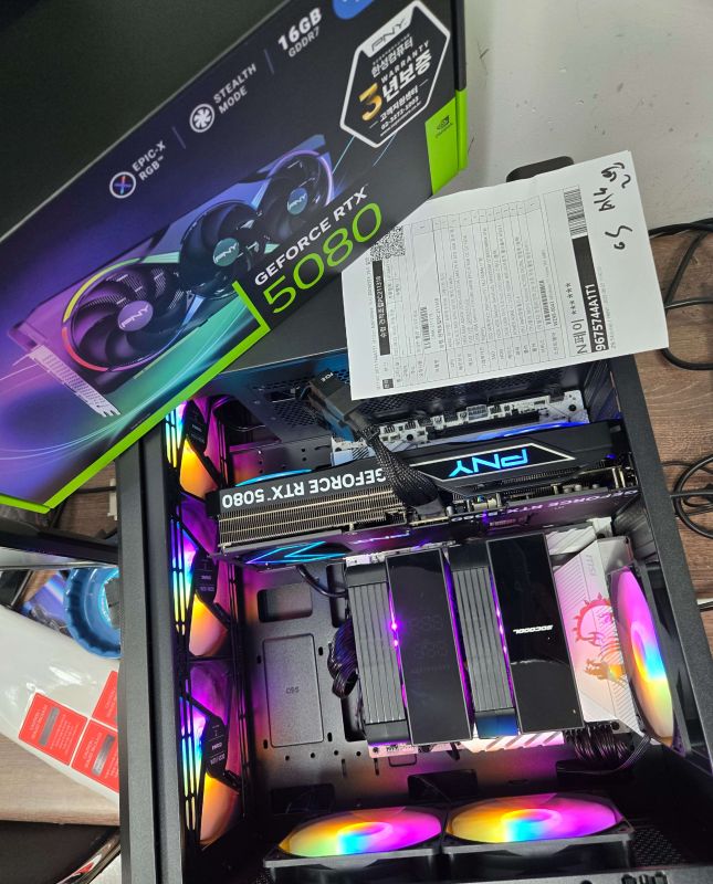 조립PC견적 사진2 AMD 라이젠7-6세대 9700X (그래니트 릿지) (멀티팩(정품)), [한성] PNY GeForce RTX 5080 ARGB EPIC-X RGB OC D7 16GB Triple Fan