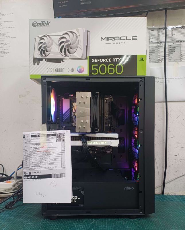 조립PC견적 사진1 인텔 코어i7-13세대 13700KF (랩터레이크) (벌크), 이엠텍 지포스 RTX 5060 MIRACLE WHITE D7 8GB