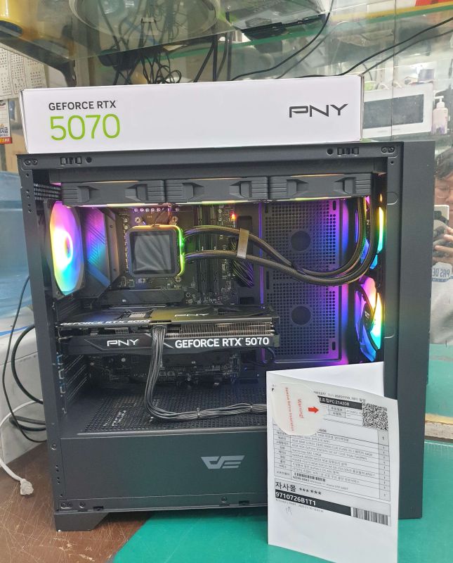 조립PC견적 사진2 AMD 라이젠9-5세대 7900 라파엘 멀티팩정품, [한성] PNY GeForce RTX 5070 OC D7 12GB Triple Fan