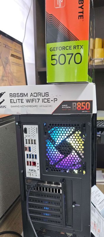 조립PC견적 사진2 AMD 라이젠7-6세대 9800X3D (그래니트 릿지) (정품), GIGABYTE 지포스 RTX 5070 WINDFORCE SFF D7 12GB 피씨디렉트