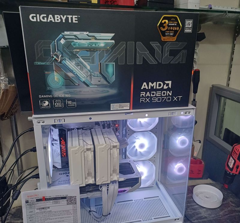조립PC견적 사진1 AMD 라이젠7-6세대 9800X3D (그래니트 릿지) (멀티팩(정품)), GIGABYTE 라데온 RX 9070 XT GAMING OC ICE D6 16GB 제이씨현