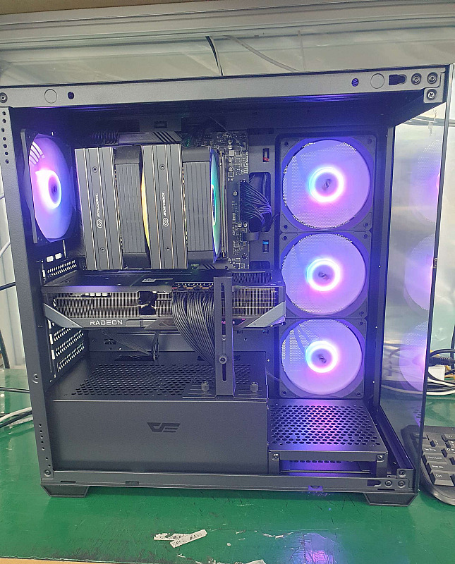 조립PC견적 사진3 AMD 라이젠7-6세대 9800X3D (그래니트 릿지) (멀티팩(정품)), GIGABYTE 라데온 RX 9070 XT GAMING OC D6 16GB 제이씨현