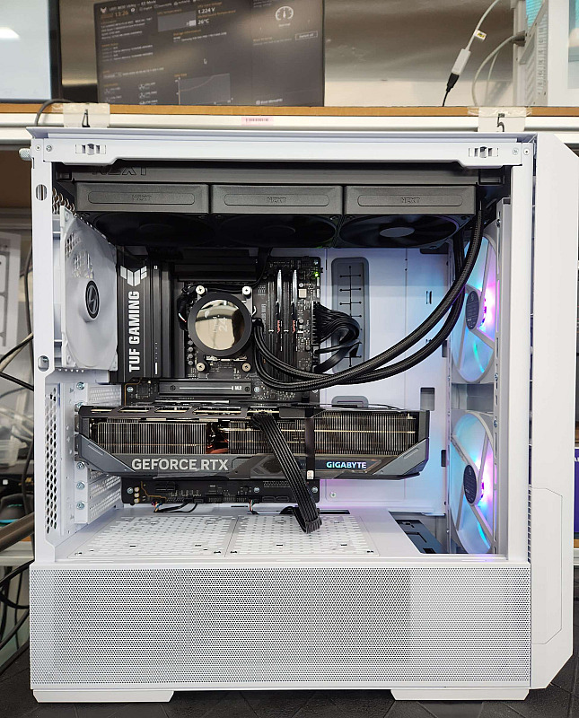 조립PC견적 사진3 AMD 라이젠7-6세대 9800X3D (그래니트 릿지) (멀티팩(정품)), GIGABYTE 지포스 RTX 5080 GAMING OC D7 16GB 제이씨현